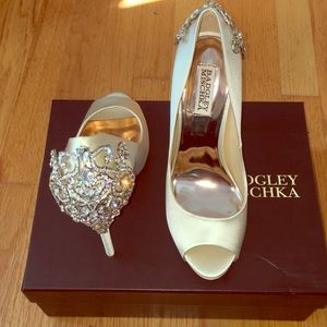 NIB Badgley Mischka Karolina ivory satin shoes